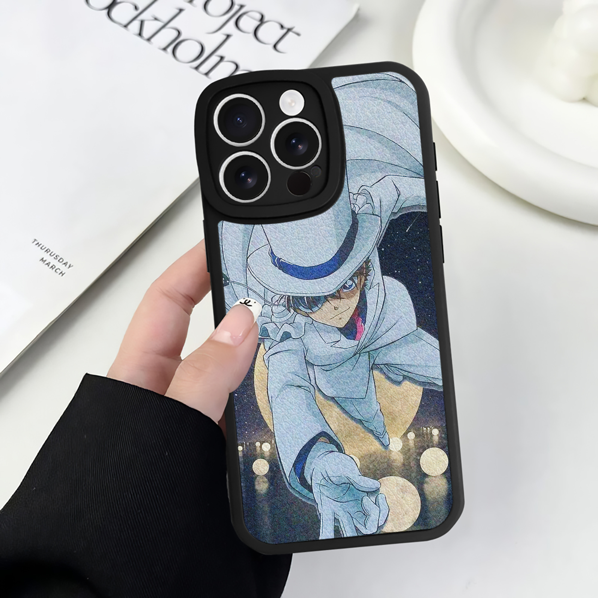 （画像用） 名探偵コナン Detective Conan 【iPhone 16シリーズ対応】シリコンスマホケース（レザー調） 材質：シリコン